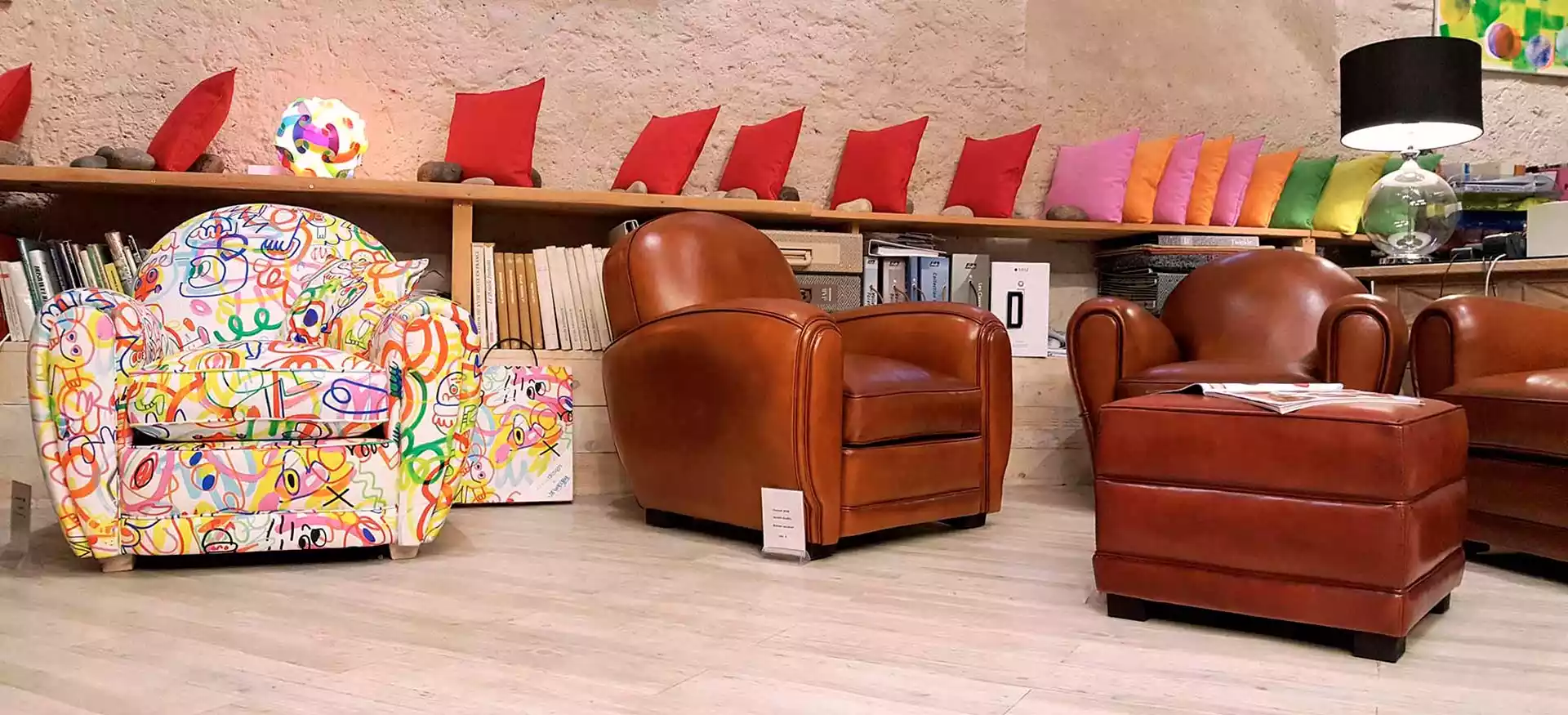 club fauteuil double et graffiti anglais en magasin d'exposition